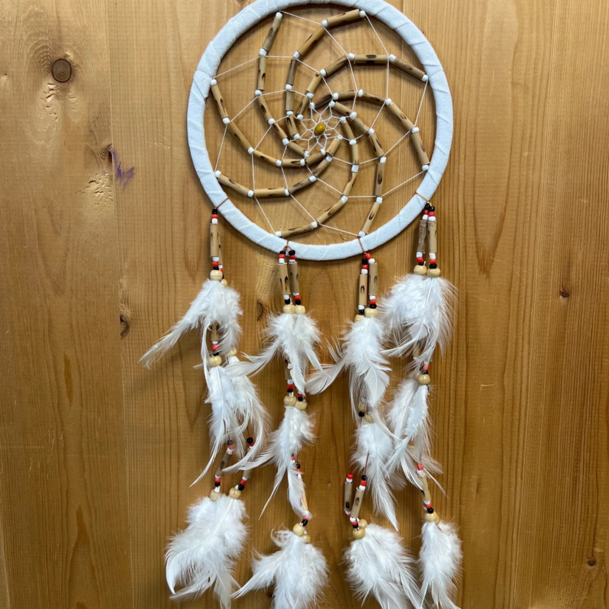 Image for dromenvanger-wit-suede-met-bamboe-kralen-17cm_3.jpg