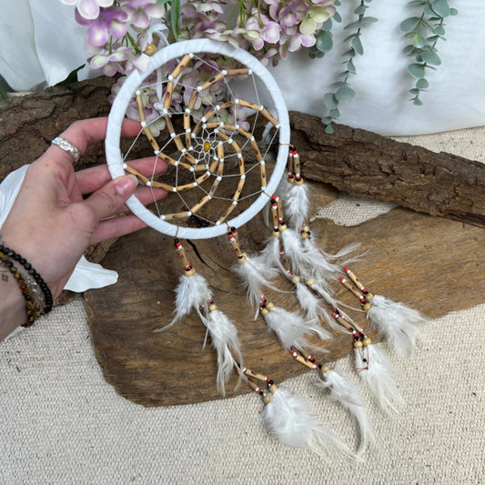 Image for dromenvanger-wit-suede-met-bamboe-kralen-17cm_1.jpg