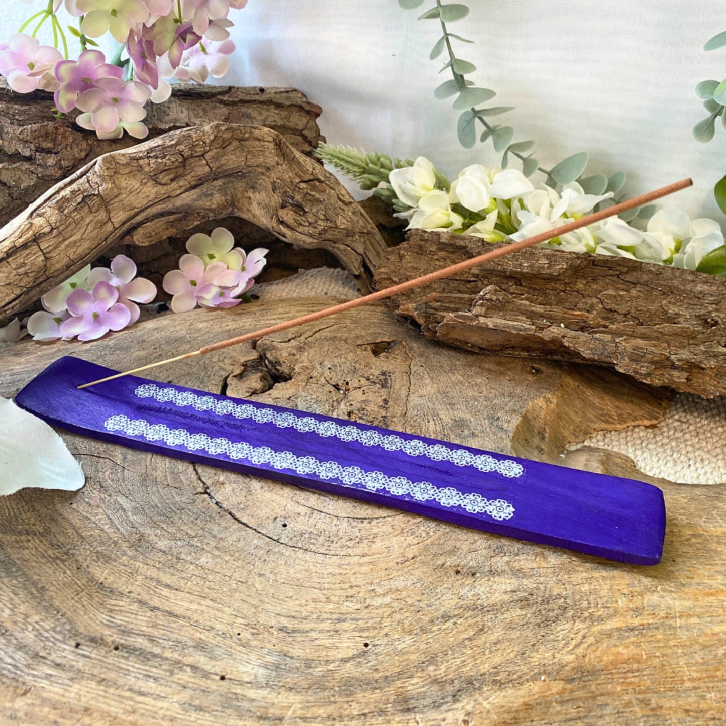 Image for plankje-hout-bloemetjes-paars-wierook-houder_3.jpg