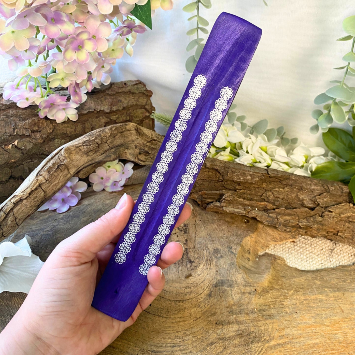 Image for plankje-hout-bloemetjes-paars-wierook-houder_1.jpg