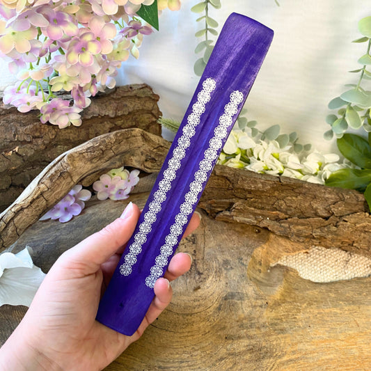 Image for plankje-hout-bloemetjes-paars-wierook-houder_1.jpg