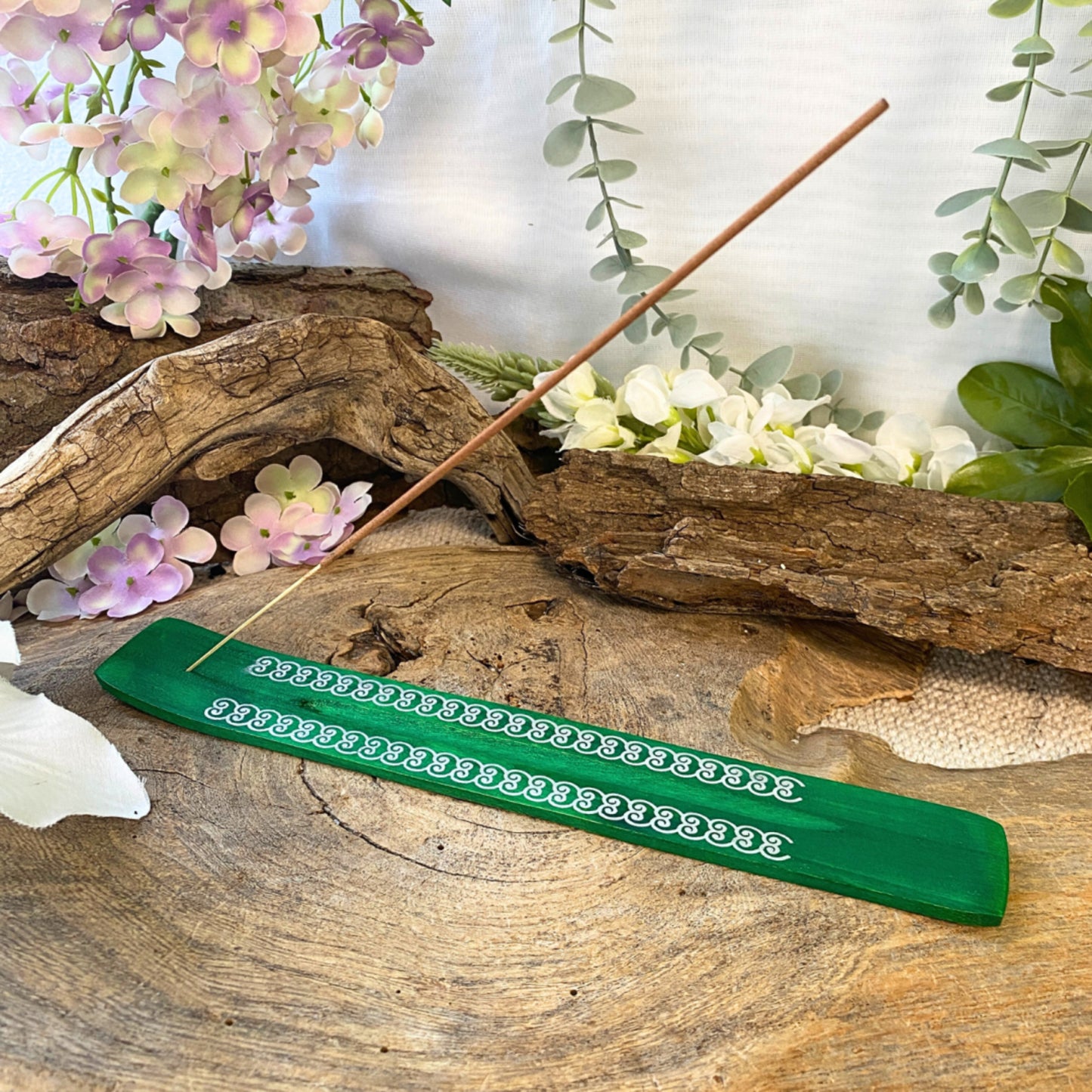 Image for plankje-hout-sierlijke-motieven-groen-wierook-houder_3.jpg