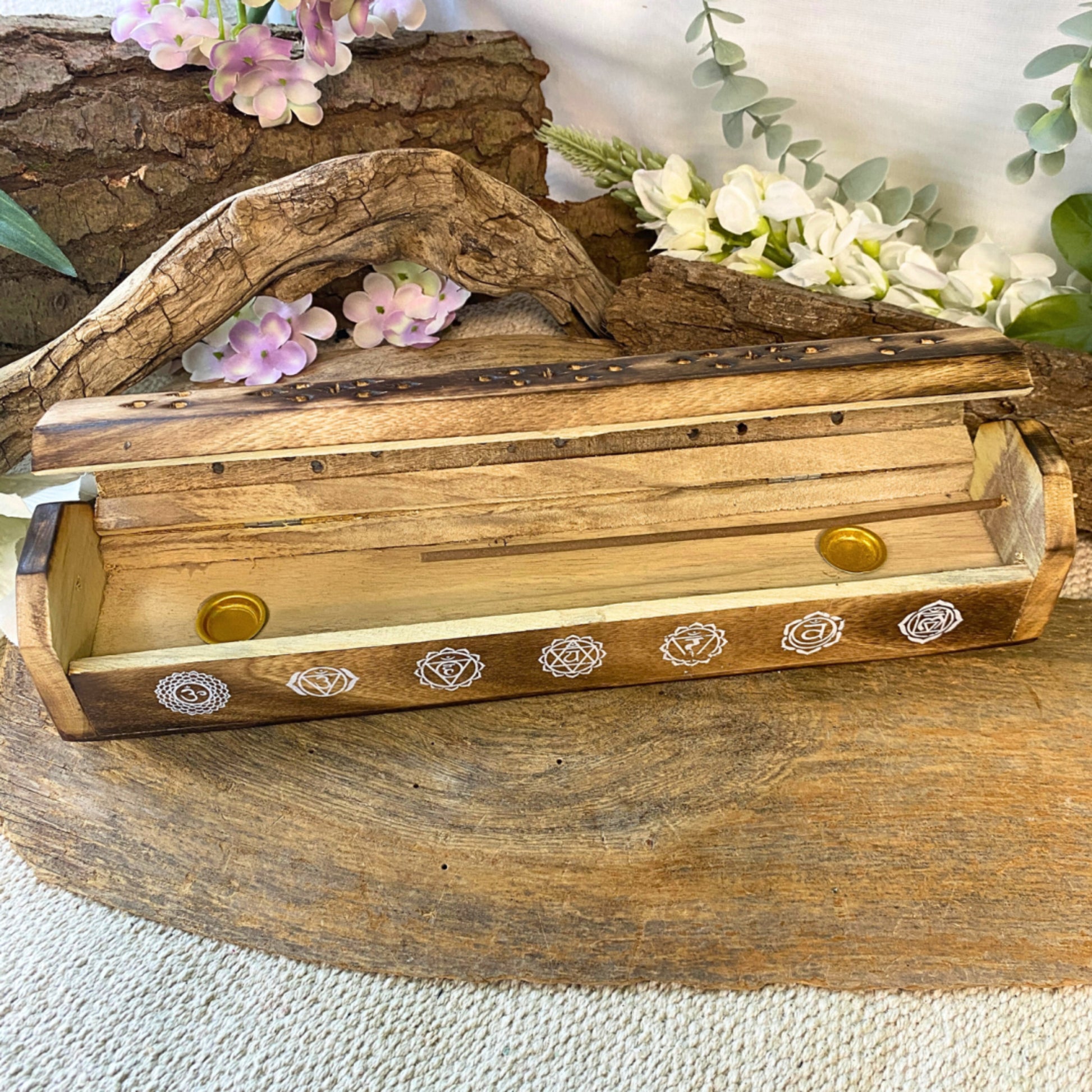 Image for wierook-brander-met-chakra-tekens-mangohout-wierook-houder_3.jpg