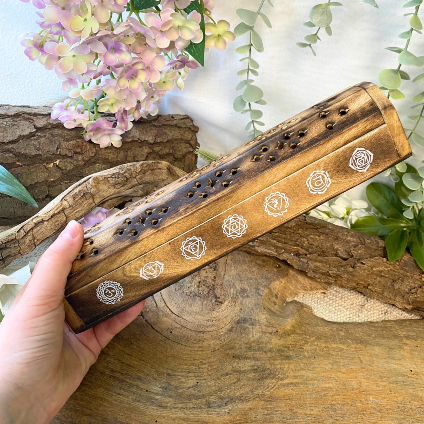 Image for wierook-brander-met-chakra-tekens-mangohout-wierook-houder_1.jpg