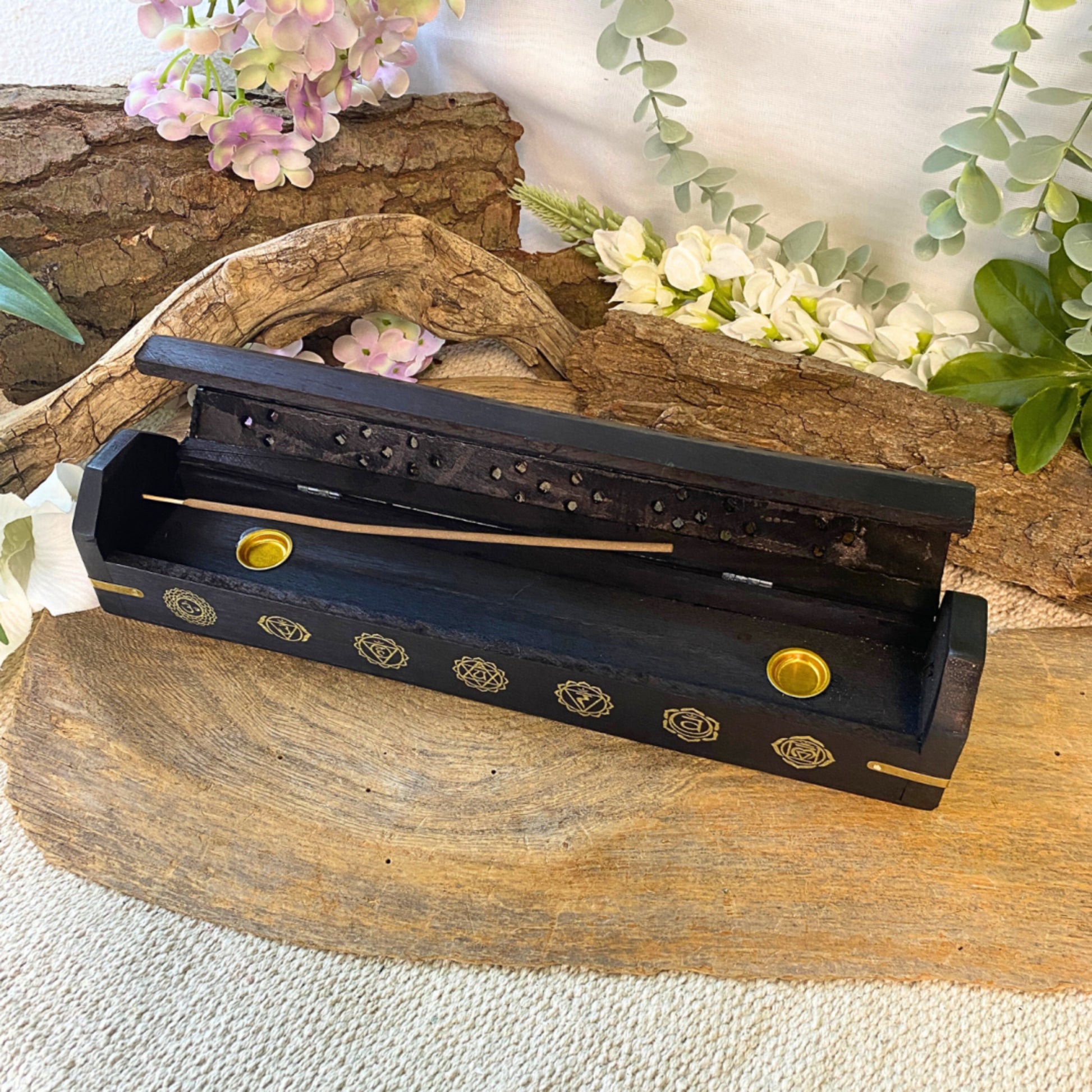 Image for wierookbrander-met-chakra-tekens-zwart-wierook-houder_3.jpg